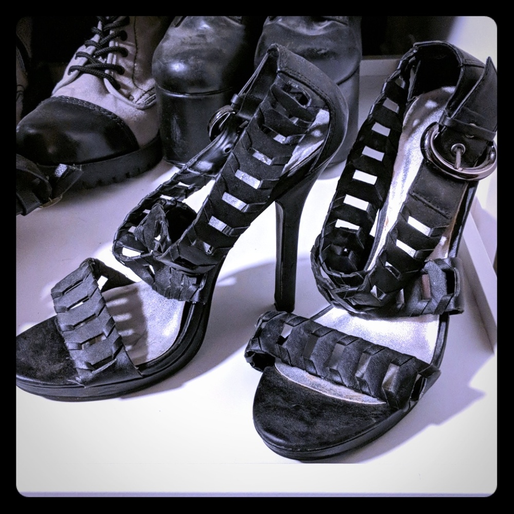 Paprika black heels punk look